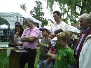Tomer looks how to make a horse-shoe...