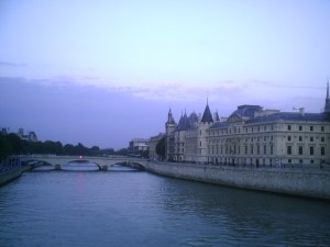 Vue sur la Conciergerie la nuit...