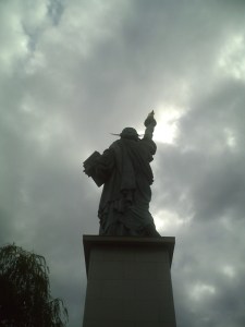 Derrière, aussi imposante !