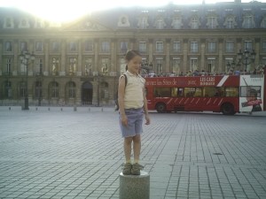 Miss Nanni devant le Ritz...