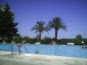 Coucou, c'est qui la petite fille dans la piscine ?