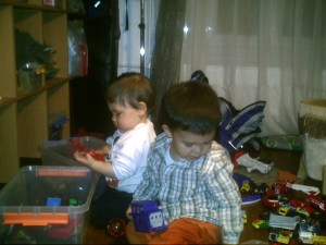 Absorbés par les voitures...