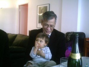 Je suis bien dans les bras de mon Ông ngoai à moi !