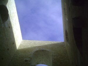 Mur blanc... ciel bleu...