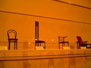 Chaises design miniatures... Mama adore !