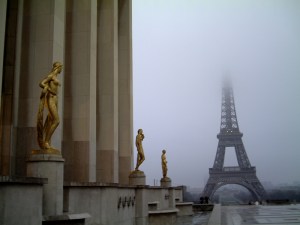 Des statues dorées et la brume...