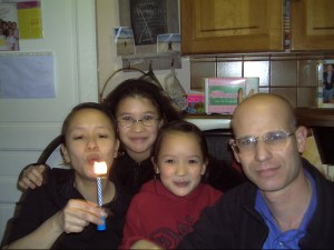 Mama, enfin, souffle sa bougie !