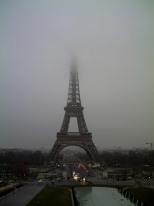 qui enveloppe la Tour Eiffel...