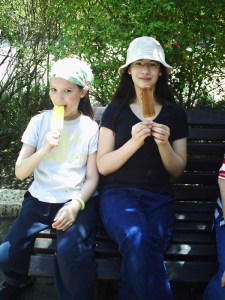 Miss Maayan et soeur Bernadette, ha, ha, ha.