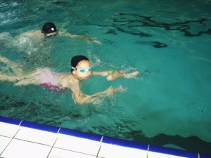 Youpie ! A la piscine avec Aba ! (1)