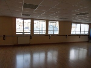 Salle de danse avec vue sur les toits de Paris ...